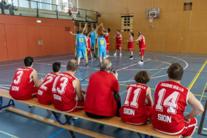 Basketballverein Sion Racing Bulls auf der Bank