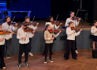 SwissMusiKids Gruppenbild Violinenspiel